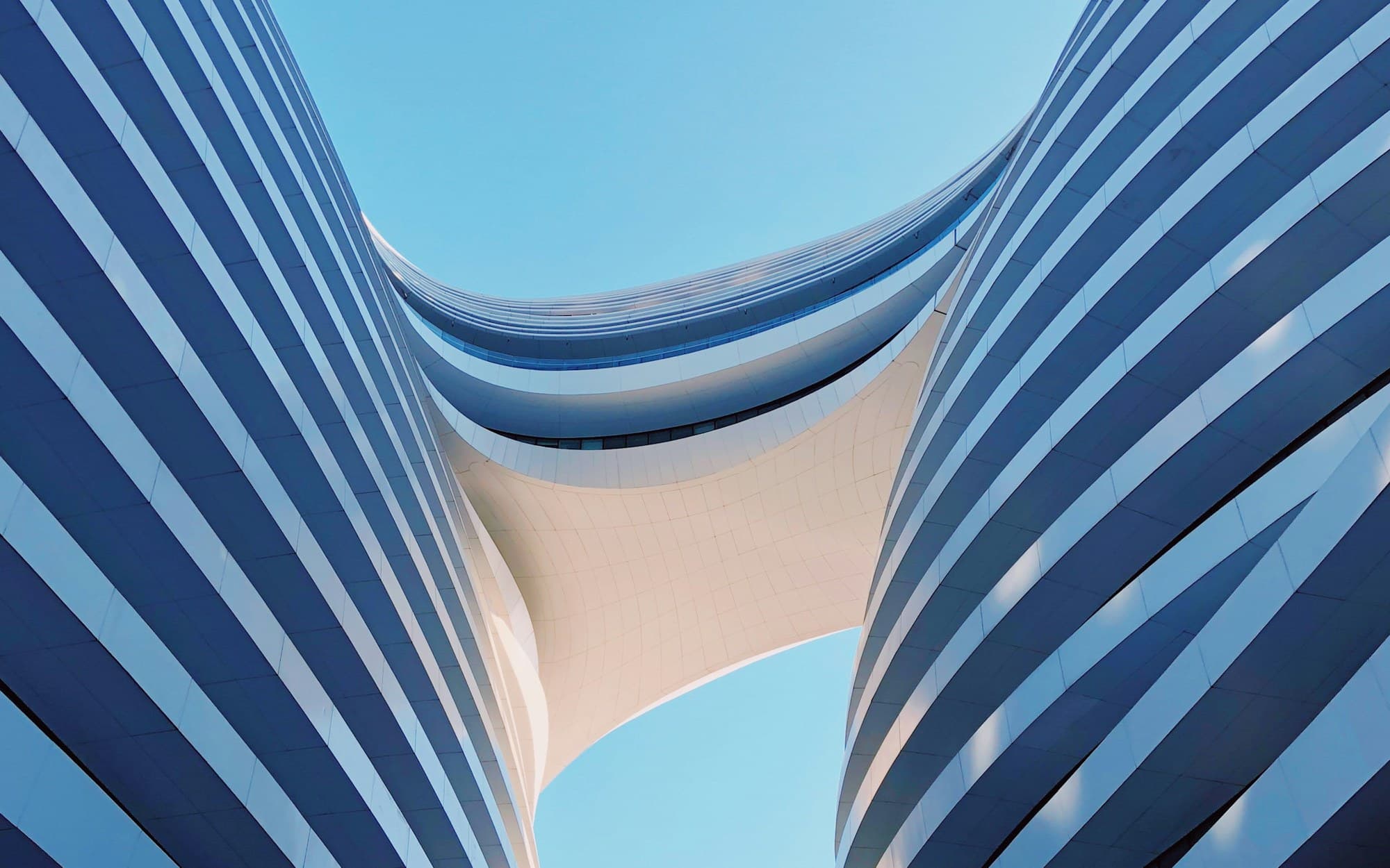 Curved white wall turning daylight into the gallery